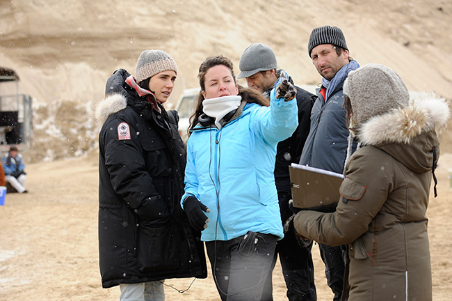 Llosa dirigiendo a Jennifer Connelly en la nieve.