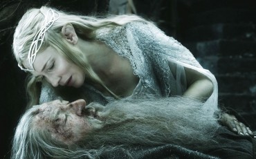 Still of Cate Blanchett and Ian McKellen in El Hobbit: La batalla de los cinco ejércitos
