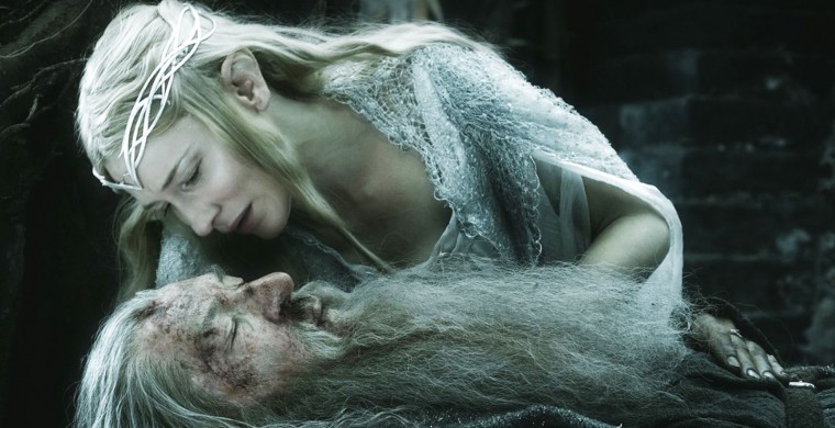 Still of Cate Blanchett and Ian McKellen in El Hobbit: La batalla de los cinco ejércitos