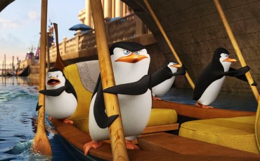 Still of Tom McGrath and Chris Miller in Los pingüinos de MadagascarStill of Tom McGrath and Chris Miller in Los pingüinos de Madagascar