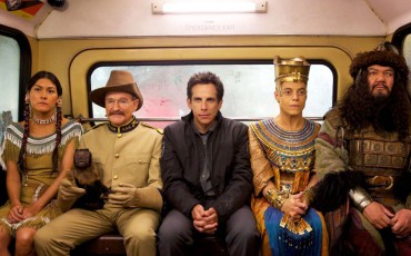 Still of Robin Williams, Ben Stiller, Patrick Gallagher, Mizuo Peck and Rami Malek in Noche en el museo: El secreto del faraón