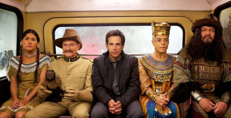 Still of Robin Williams, Ben Stiller, Patrick Gallagher, Mizuo Peck and Rami Malek in Noche en el museo: El secreto del faraón