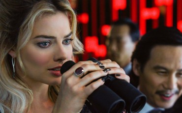 Still of Adrian Martinez and Margot Robbie in Focus: Maestros de la estafa (2015)