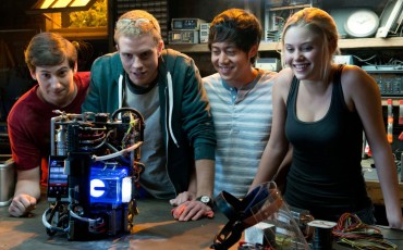 Still of Sam Lerner, Allen Evangelista, Jonny Weston and Virginia Gardner in Proyecto Almanac (2015)