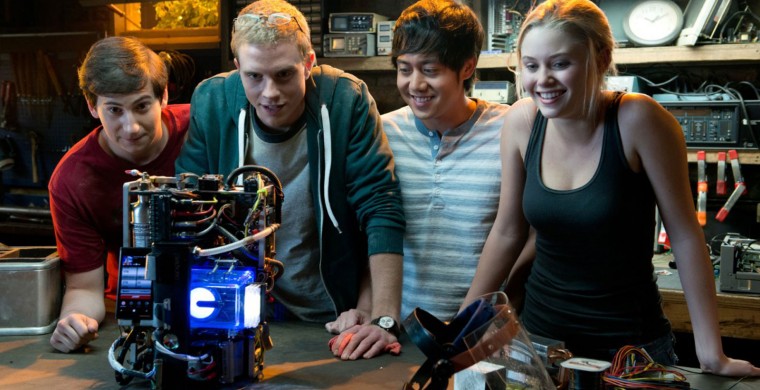 Still of Sam Lerner, Allen Evangelista, Jonny Weston and Virginia Gardner in Proyecto Almanac (2015)