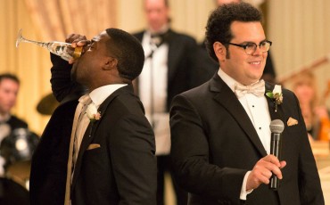 Still of Kevin Hart and Josh Gad in El gurú de las bodas (2015)