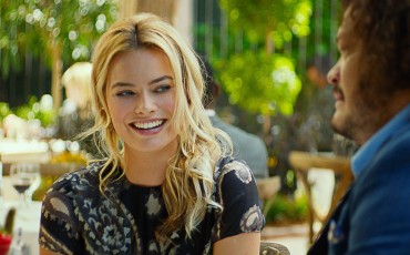 Still of Adrian Martinez and Margot Robbie in Focus: Maestros de la estafa (2015)