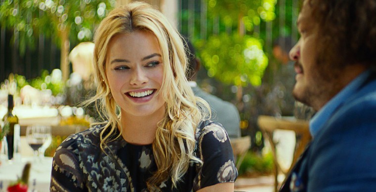 Still of Adrian Martinez and Margot Robbie in Focus: Maestros de la estafa (2015)