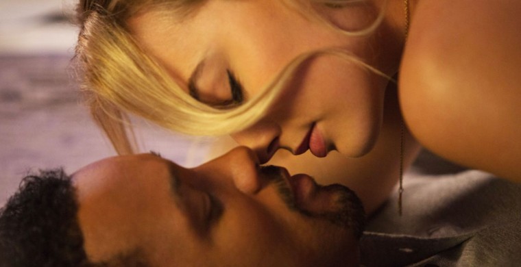 Still of Will Smith and Margot Robbie in Focus: Maestros de la estafa (2015)