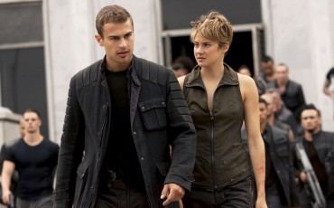 Still of Shailene Woodley and Theo James in La serie Divergente: Insurgente (2015)