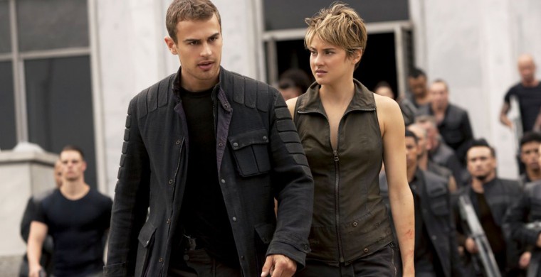 Still of Shailene Woodley and Theo James in La serie Divergente: Insurgente (2015)