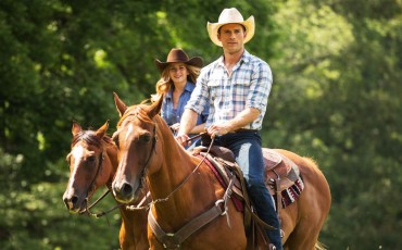 Still of Britt Robertson and Scott Eastwood in El viaje más largo (2015)