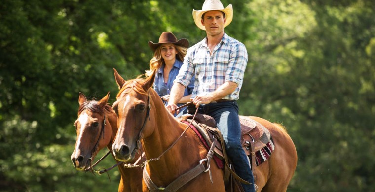 Still of Britt Robertson and Scott Eastwood in El viaje más largo (2015)