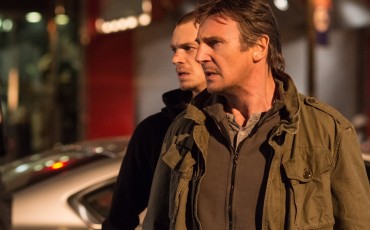 Still of Ed Harris and Joel Kinnaman in Una noche para sobrevivir (2015)