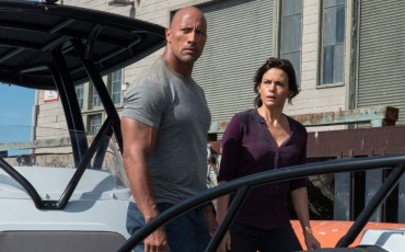 Still of Carla Gugino and Dwayne Johnson in San Andrés (2015)