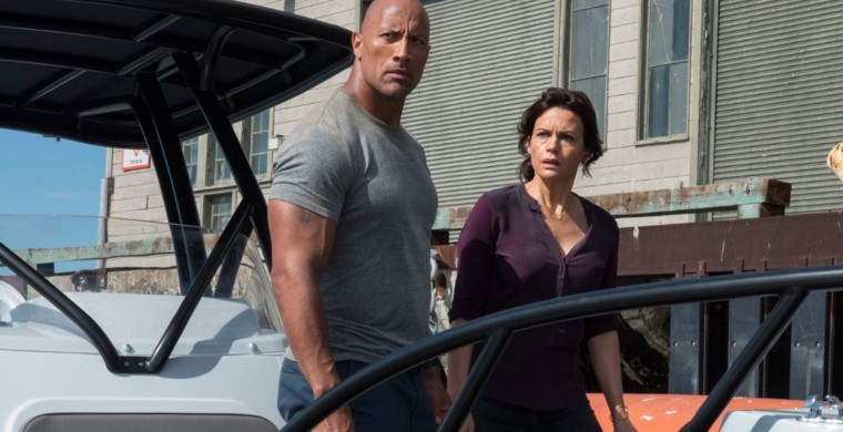 Still of Carla Gugino and Dwayne Johnson in San Andrés (2015)