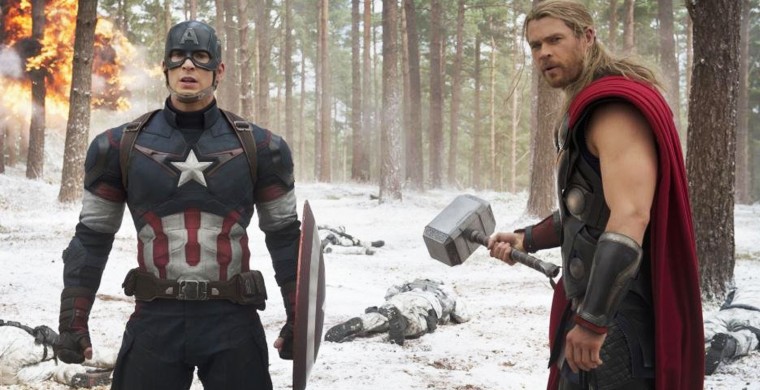 Still of Chris Evans and Chris Hemsworth in Vengadores: La era de Ultrón (2015)