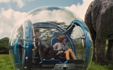 Still of Ty Simpkins and Nick Robinson in Jurassic World - Mundo Jurásico (2015)