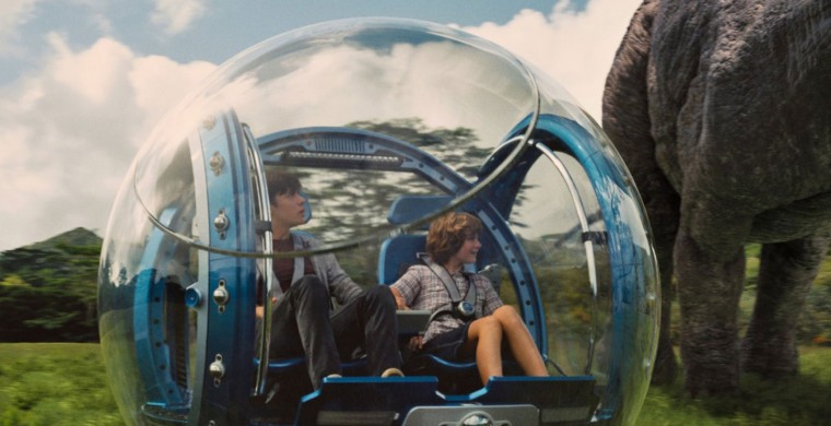 Still of Ty Simpkins and Nick Robinson in Jurassic World - Mundo Jurásico (2015)