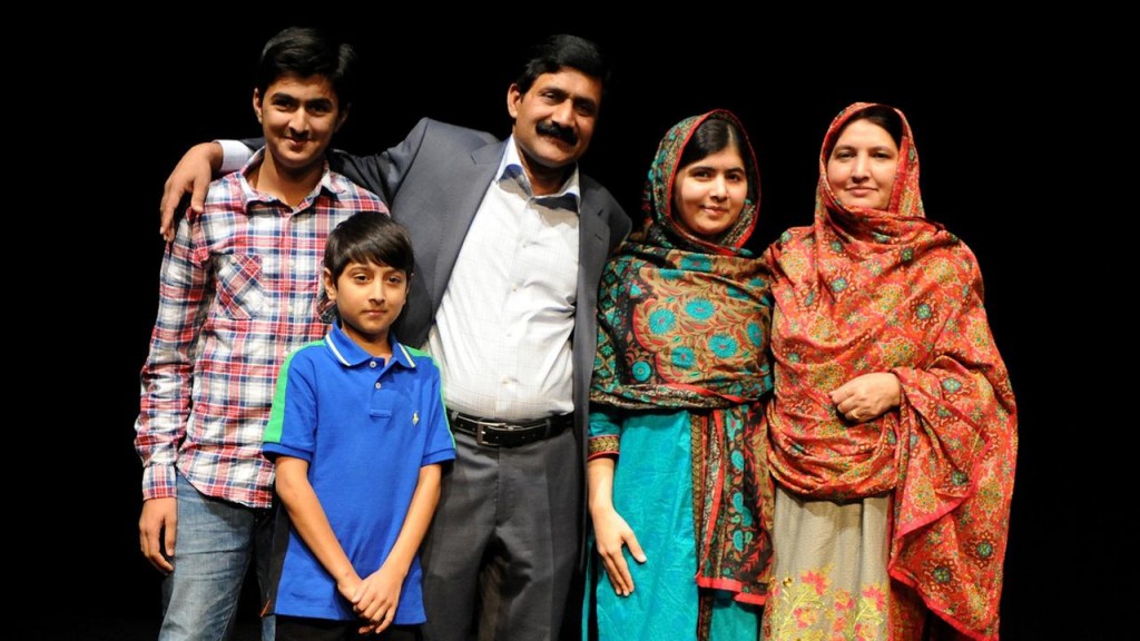 Malala con sus padres y hermanos