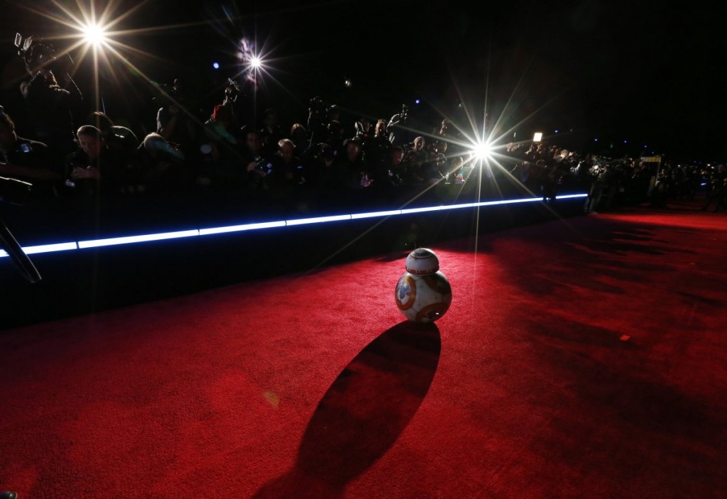 El droid BB-8 hace su entrada en la alfombra roja.