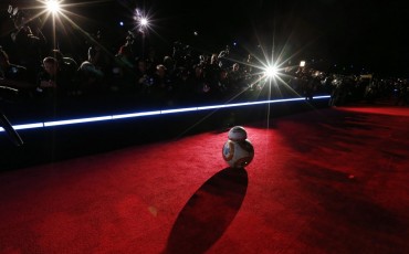 El droid BB-8 hace su entrada en la alfombra roja.