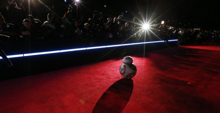 El droid BB-8 hace su entrada en la alfombra roja.
