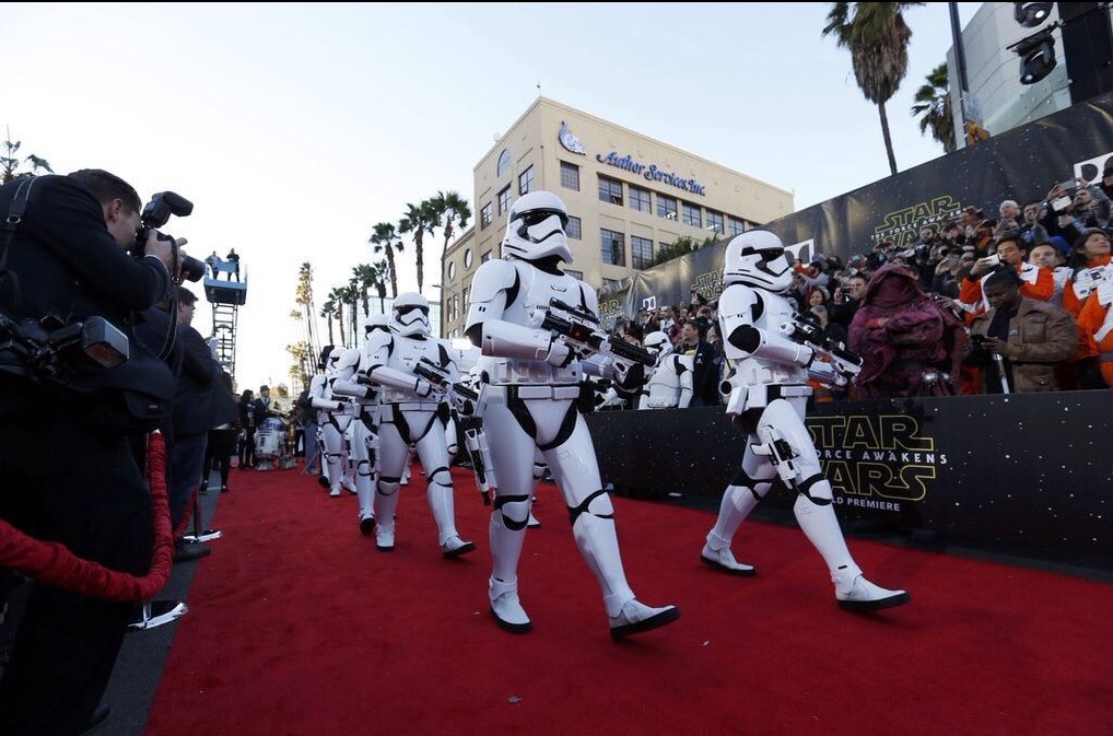 Los Storm Troopers recibieron a los invitados en la entreda del Teatro.