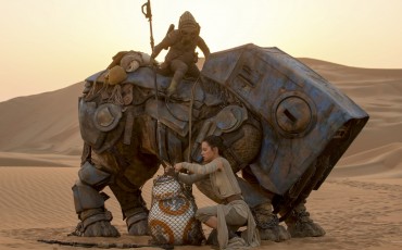 Star Wars: The Force Awakens

L to R: BB-8 w/ Rey (Daisy Ridley)

Ph: David James

©Lucasfilm 2015