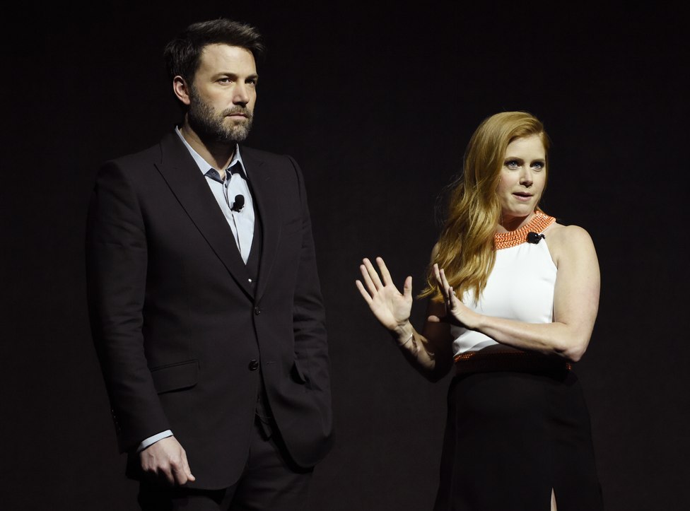 Ben Afleck y Amy Adams presentan "Batman".