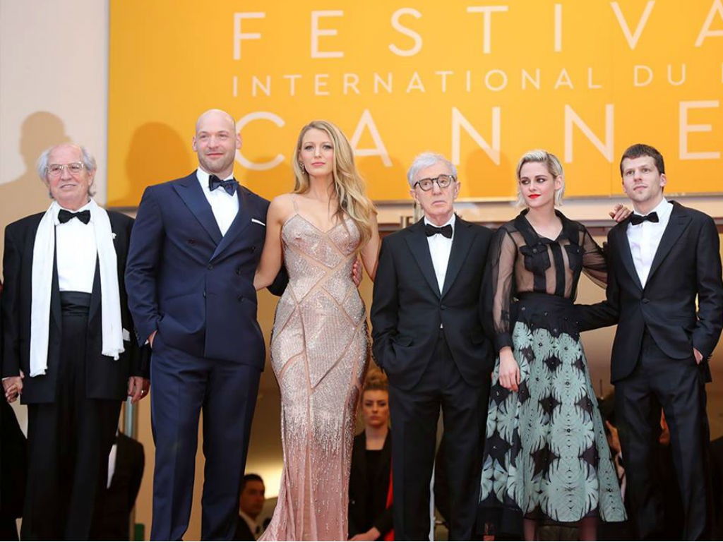 Kristen Stewart, Jesse Eisenberg, Blake Lively y parte del elenco de “Café Society” junto al director Woody Allen.