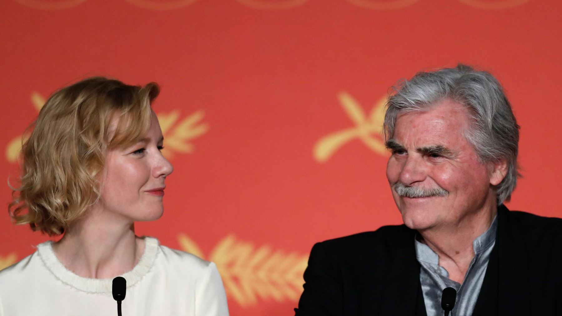 La directora Maren Ade presenta “Toni Erdmann” junto al actor Peter Simonischek en Cannes.