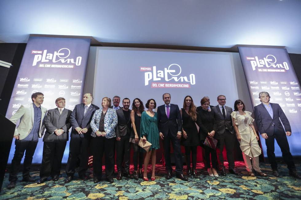 Actores y actrices argentinos junto a la organización del Premio en Buenos Aires.