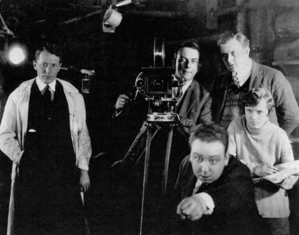 Hitchcock, Alma Reville y su equipo durante la filmación de "El jardín de la alegría". 