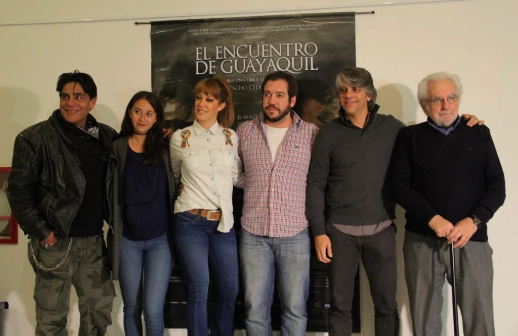El director, el historiador y gran parte del elenco durante la presentación de la película.