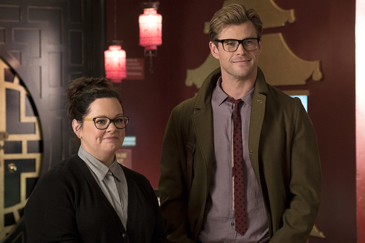 Abby (Melissa McCarthy) with Kevin (Chris Hemsworth) who came in to the Ghostbusters headquarters looking for a job in Columbia Pictures' GHOSTBUSTERS.
