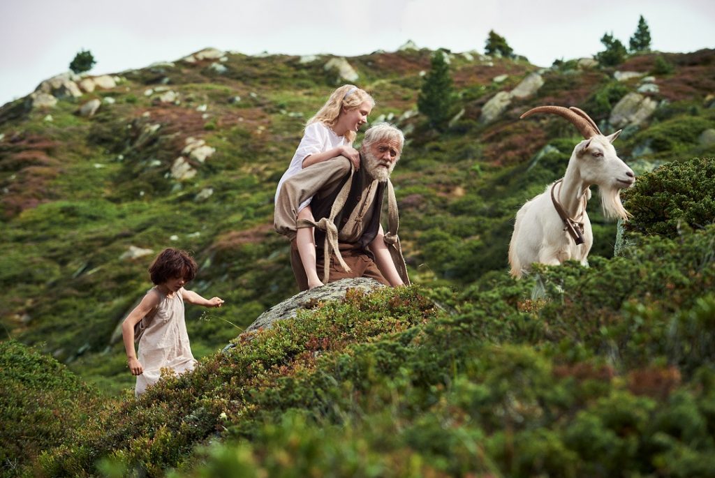 Heidi, Clara y el abuelo en la montaña.