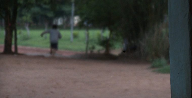 "Yo no ví sus rostros / Pero ese niño pudo ver todo / cuando arrastraron a su padre / cuando lo llevaron / él escuchó los gritos desesperados" (La Voz Perdida, Paraguay, 2016). Foto: ©LArteaga