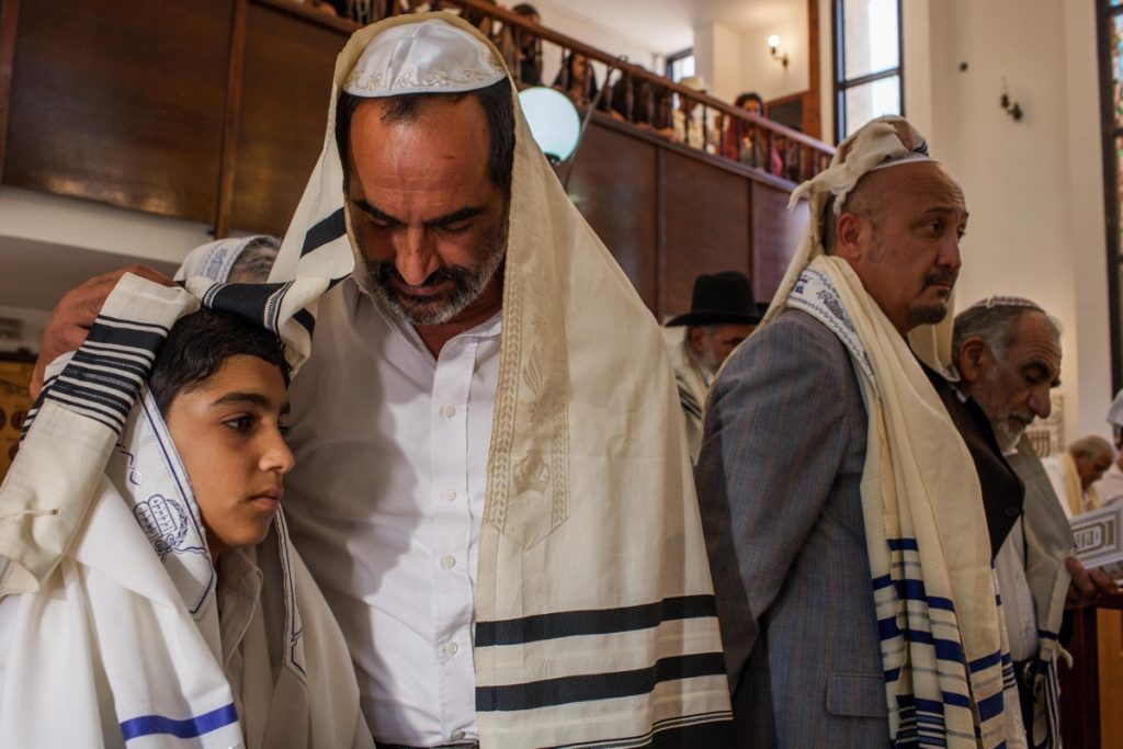 Navid Negahban y Asher Avrahami, Padre e hijo-